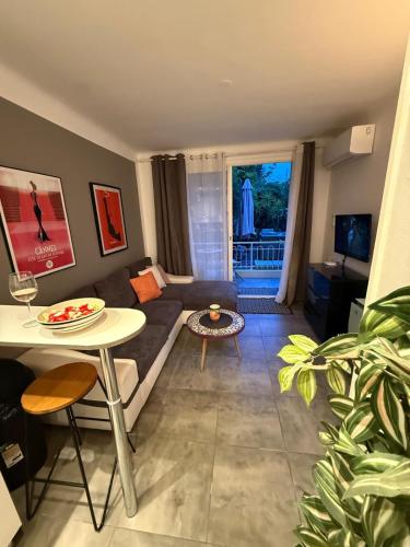Stylish Cannes Apartment,only 60m to Sandy Beach, Privat 80m2 Garden, Central Location