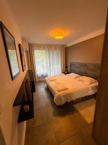 Stylish Cannes Apartment,only 60m to Sandy Beach, Privat 80m2 Garden, Central Location