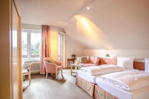 a hotel room with two beds and a window at Hotel Krone in Hayna