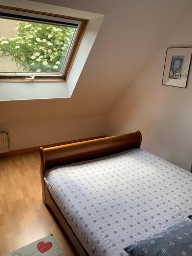 a bedroom with a bed and a window at GITE CENTRE ALSACE in Barr
