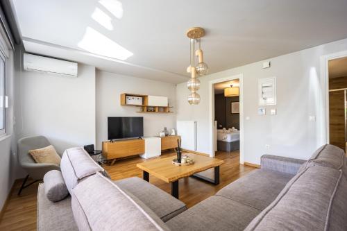 Athenean Riviera Posh Apartment