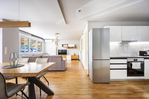 Athenean Riviera Posh Apartment