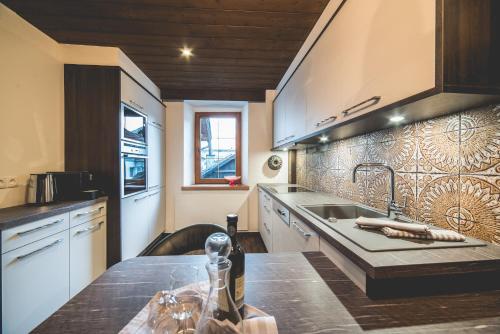 Kuchyň nebo kuchyňský kout v ubytování Schneggnheisl - Appartement