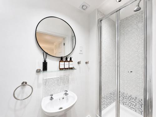 Boutique Townhouse - Sleeps up to 8 - Perfect for Families & Groups! photo 8