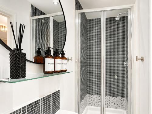 Boutique Townhouse - Sleeps up to 8 - Perfect for Families & Groups! photo 4
