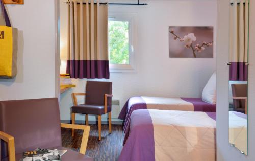 Logis Hôtel Le Relais du Moulin tesisinde bir odada yatak veya yataklar