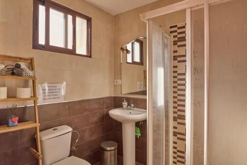a bathroom with a toilet and a sink at VTAR CASILLA MIGUELIN in Montilla