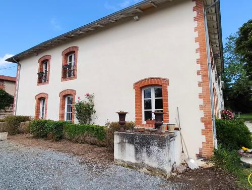 a white house with a window on the side of it at Pallancheloc in Amions