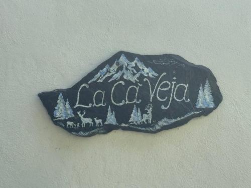 a sign on a wall that says la callez at La ca veja in Locana