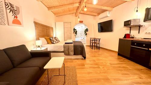 a living room with a couch and a bed at 16 Casita con Jacuzzi privado in Gran Alacant