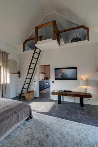 ein Schlafzimmer mit Hochbett und Treppe in der Unterkunft Paulīnes in Alsunga