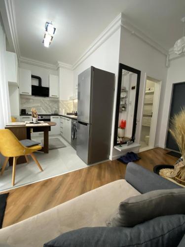 ein Wohnzimmer mit Sofa und eine Küche in der Unterkunft M&M Apartments CSV Home in Cluj-Napoca