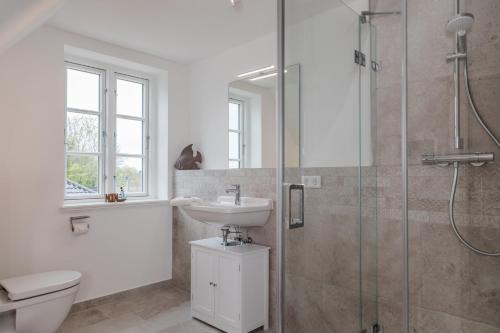 a bathroom with a sink and a shower at Wattenkieker in Borgsum