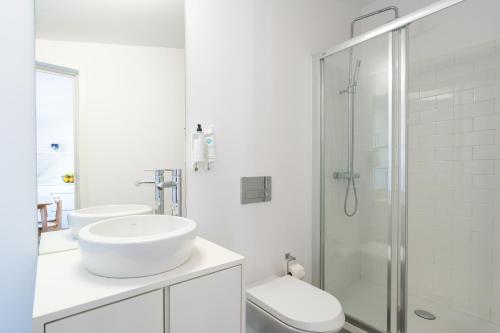 Stylish Flats with Terrace & Jacuzzi by HostWise