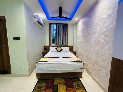 a bedroom with a bed with a blue ceiling at HOTEL Blue Fin in Rānchī