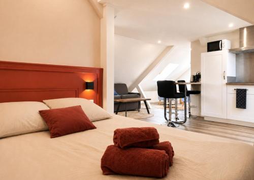 a bedroom with a large bed with at Studio spacieux et élégant au cœur de Bourbourg - gare à proximité in Bourbourg