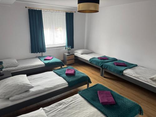 a room with three beds with green mats on them at Krause Park in Łęknica