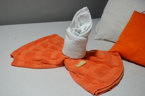 un par de calcetines sentados en la parte superior de una cama en Hotel San Marcos Barranquilla, en Barranquilla