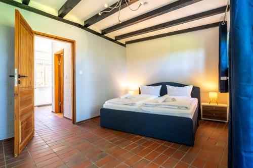 a bedroom with a bed in a room at Ferienwohnung Stöfs in Behrensdorf