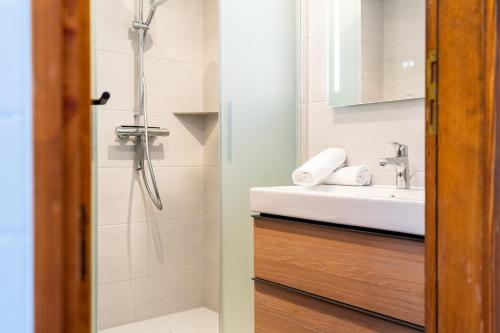 a bathroom with a sink and a shower at Ferienwohnung Stöfs in Behrensdorf