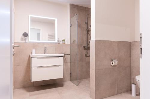 a bathroom with a sink and a shower at Strandläufer 1 4 - Kellenhusen in Kellenhusen