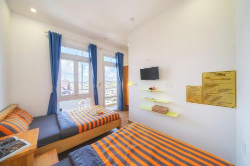 a small room with a bed and a tv at Villa Tuan Vu Da Lat in Da Lat