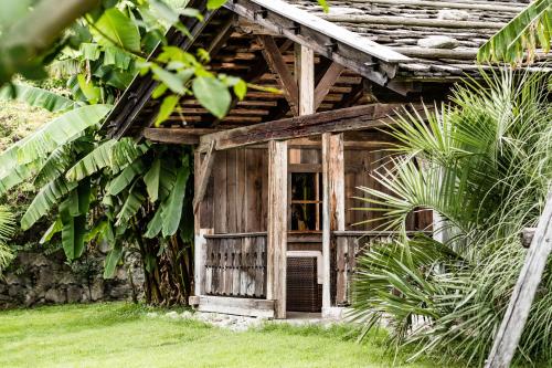 an old house in the middle of a garden at Nutzhof - Mediterran Flair Hotel in Lagundo