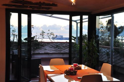 サレルノにあるSuite Prestige Salernoのダイニングルーム(テーブル付)が備わり、海の景色を望めます。