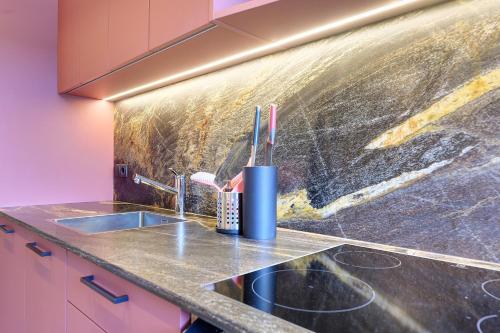 a kitchen counter with a sink and toothbrushes at Felderhof in Villa Ottone