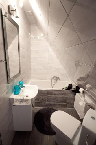 a bathroom with a sink and a toilet and a tub at U Hanki in Biały Dunajec