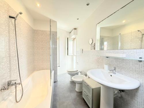 a bathroom with a sink and a tub and a toilet at SE251 - Marzocca, quadrilocale comodo al mare e ai servizi in Marzocca di Senigallia