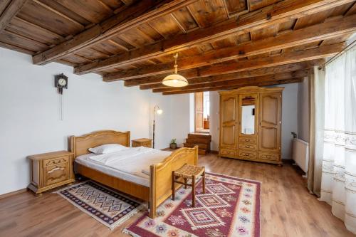 a bedroom with a bed and a wooden ceiling at Sieben Türen in Criţ