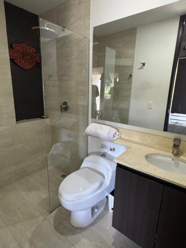 a bathroom with a toilet and a sink and a shower at Hotel Rioverde Loft cerca De Aeropuerto Jmc in Rionegro