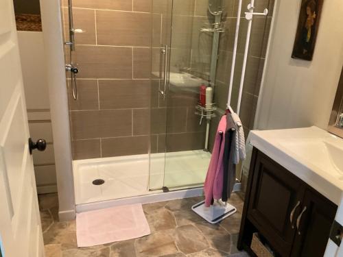 a bathroom with a shower with a glass door at B&B Aux Deux Pignons in Donnacona