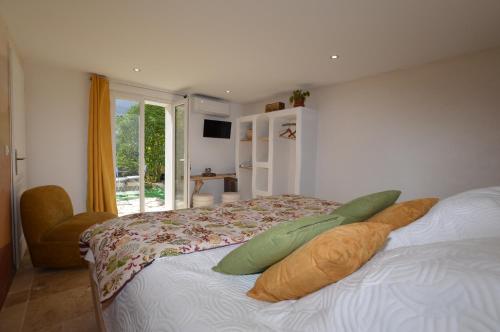 a bedroom with a bed with green pillows on it at Villa rundinella in Vero