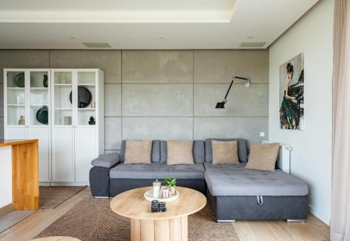 Taneczna Spacious Apartment by BookingHost