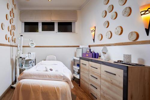 a hospital room with a bed and a counter at Das Alpenhaus Gasteinertal in Bad Hofgastein