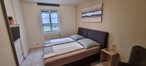 a small room with a couch and a window at Ferienwohnung Frate in Velden am Wörthersee