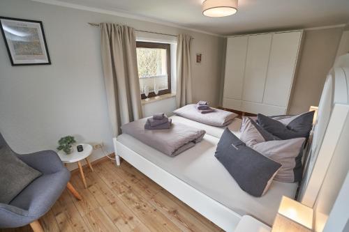 a living room with a couch and a chair at Ferienwohnung Arnold in Stolpen