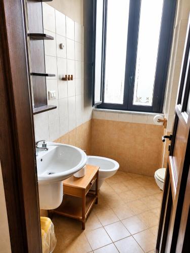 a bathroom with a sink and a tub and a toilet at Affittacamere Isidoro in Zaccanopoli