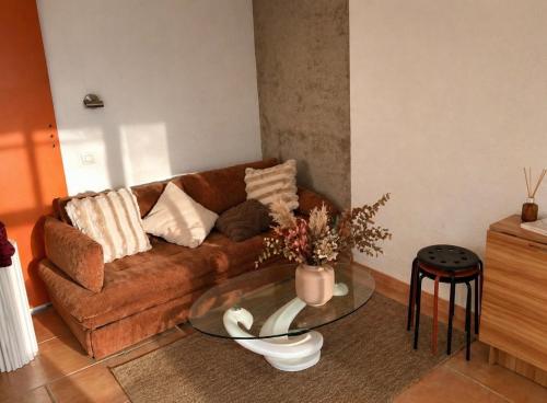 a living room with a couch and a glass table at Maisonette in Saint-Raphaël