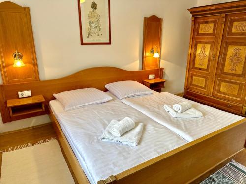 a bedroom with a bed with two towels on it at Cabana Wittmann in Rusca