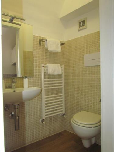 a bathroom with a toilet and a sink at Arco Michele in Putignano