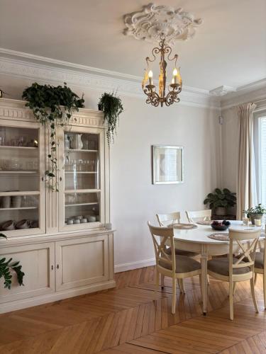 Steps to Luxembourg Gardens Bright Family Flat
