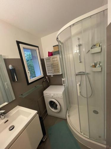 a bathroom with a shower and a toilet and a sink at Studio cosy proche bordeaux avec balcon in Villenave-dʼOrnon