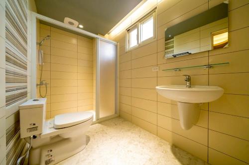 a bathroom with a toilet and a sink at 初見庭野 in Ch'ing-shui