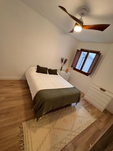 a bedroom with a bed and a ceiling fan at Raíces del Noroeste in Caravaca de la Cruz