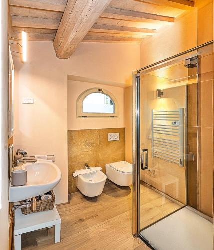 a bathroom with a sink and a shower at B&B Borgo di Pratavecchie in Migliarino