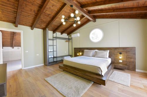 a large bedroom with a bed and a window at Villa Madera in Shirokë