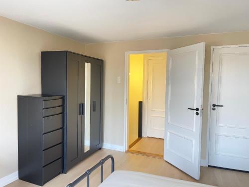 a bedroom with a bed and a closet at Bedroom Dordrecht Centrum - La Focaccina in Dordrecht